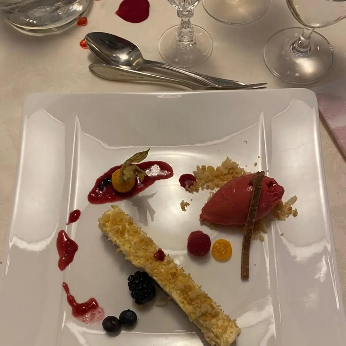Mousse Au Chocolate Mit Macadamia-crunch Und Hibeersorbet