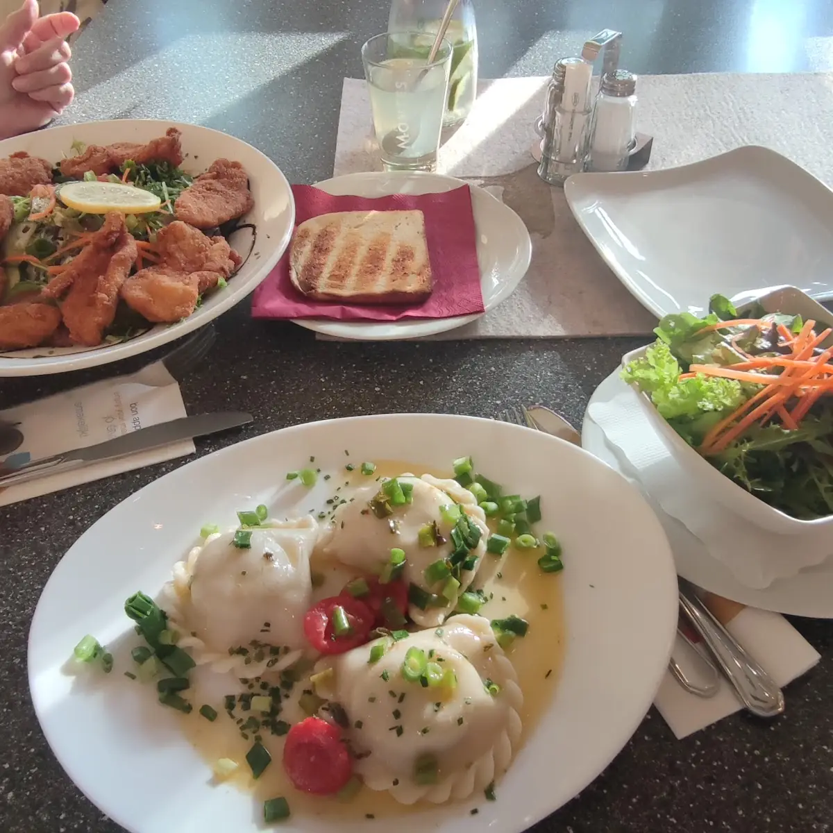 Backhendl Salat Und Gefüllte Nudeln Mit Käse