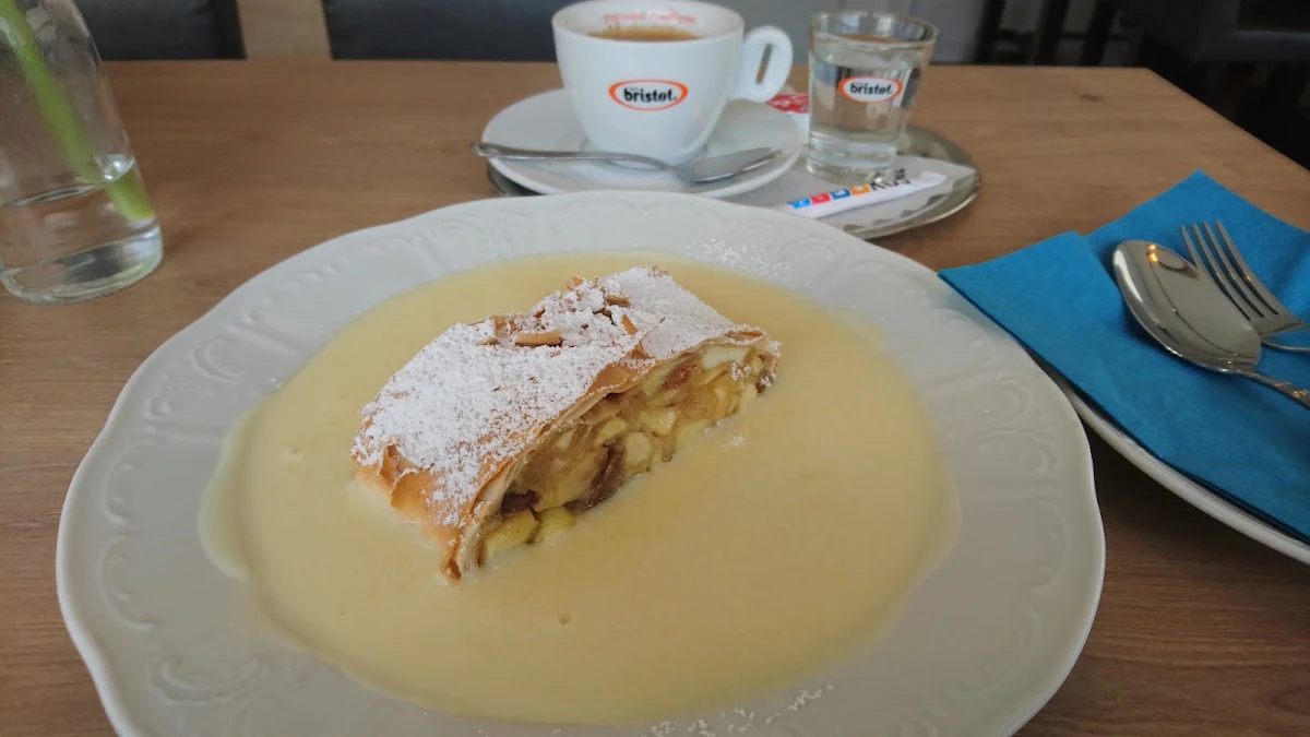 Jablečný Závin S Vanilkovým Krémem A Capuccino Se Šlehačkou