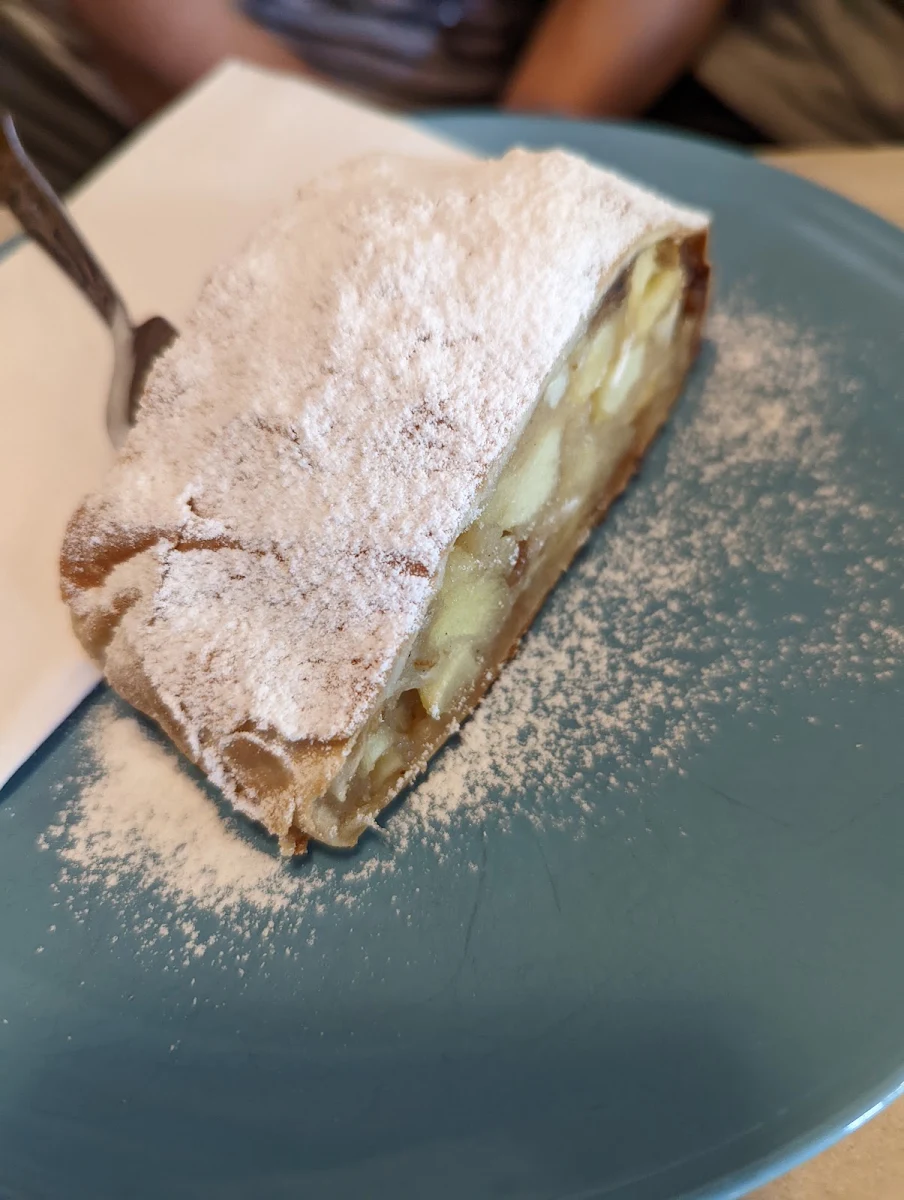 Topfenstrudel Und Apfelstrudel