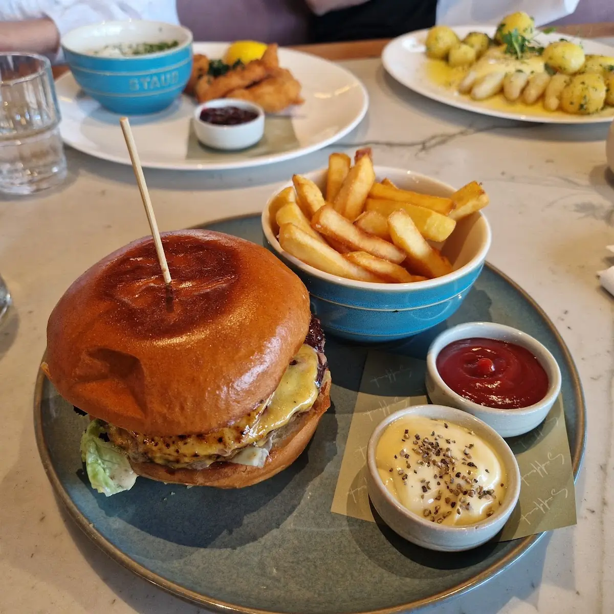 Burger Mit Pommes