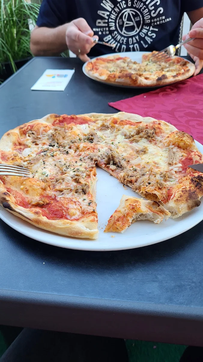 Pizza Tonno Mit Zwiebeln