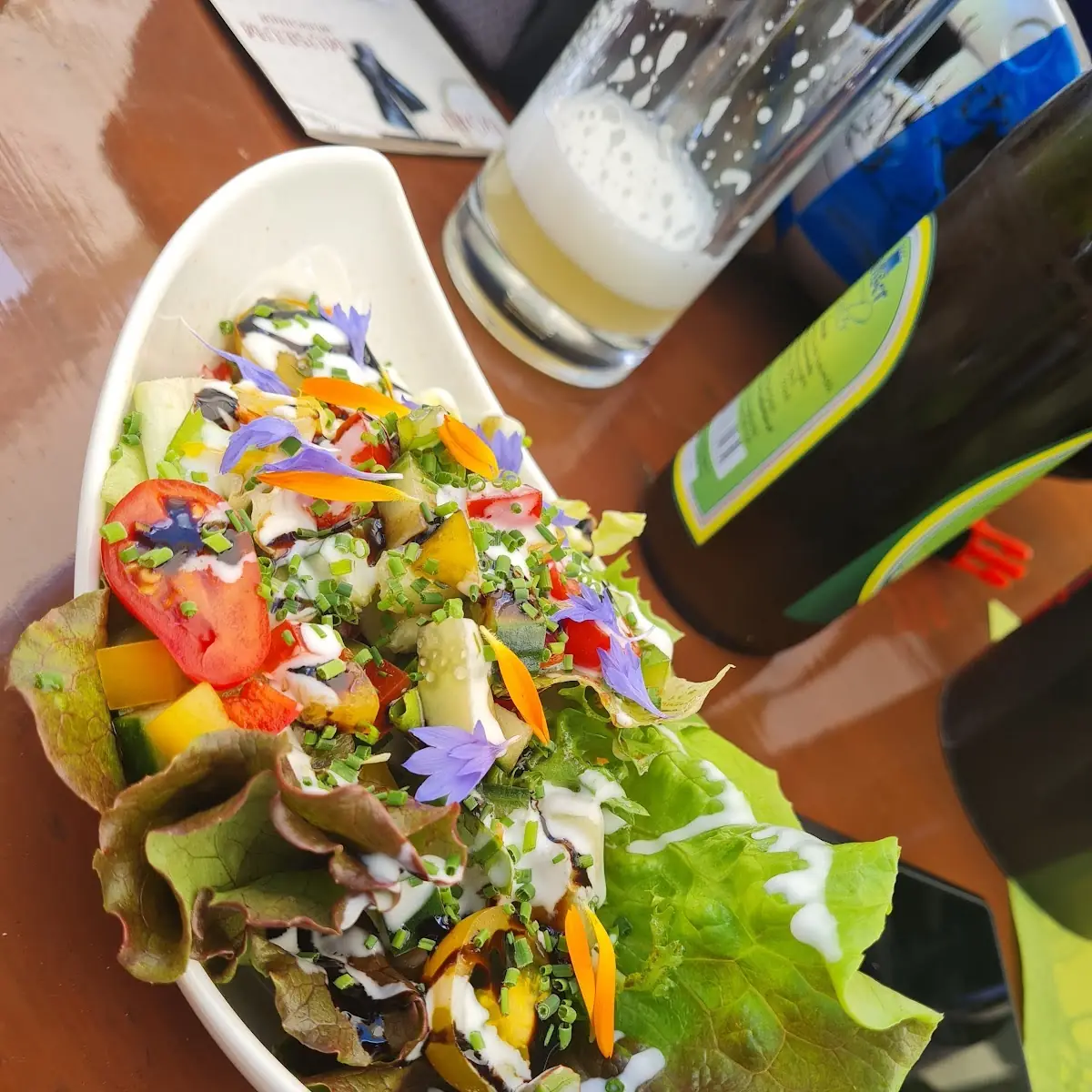 Gemischter Salat Mit Blütendeko