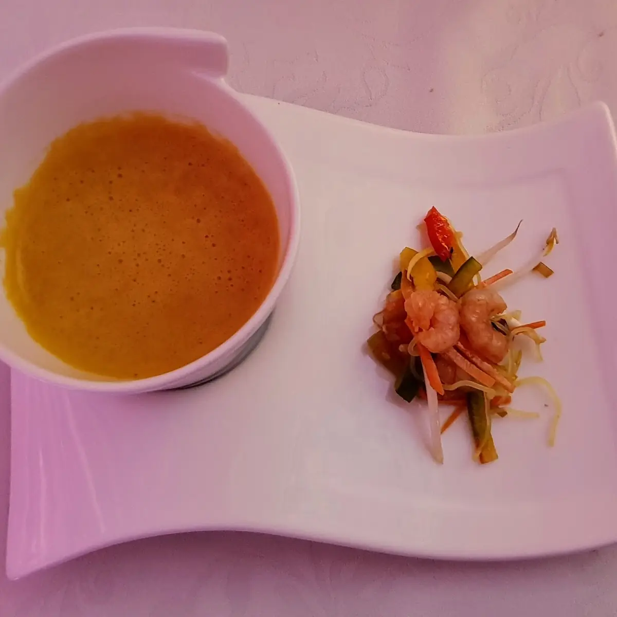 Gelbe Paprika-curry-ingwersuppe Mit Asia-shrimpssalat