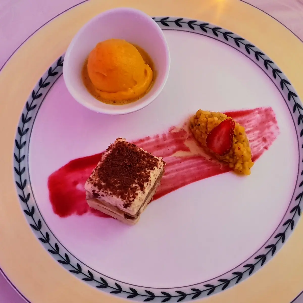 Mangolasangne Vom Weißen Schokomousse Auf Erdbeerspiegel Mit Mangotartar Und Mangosorbet