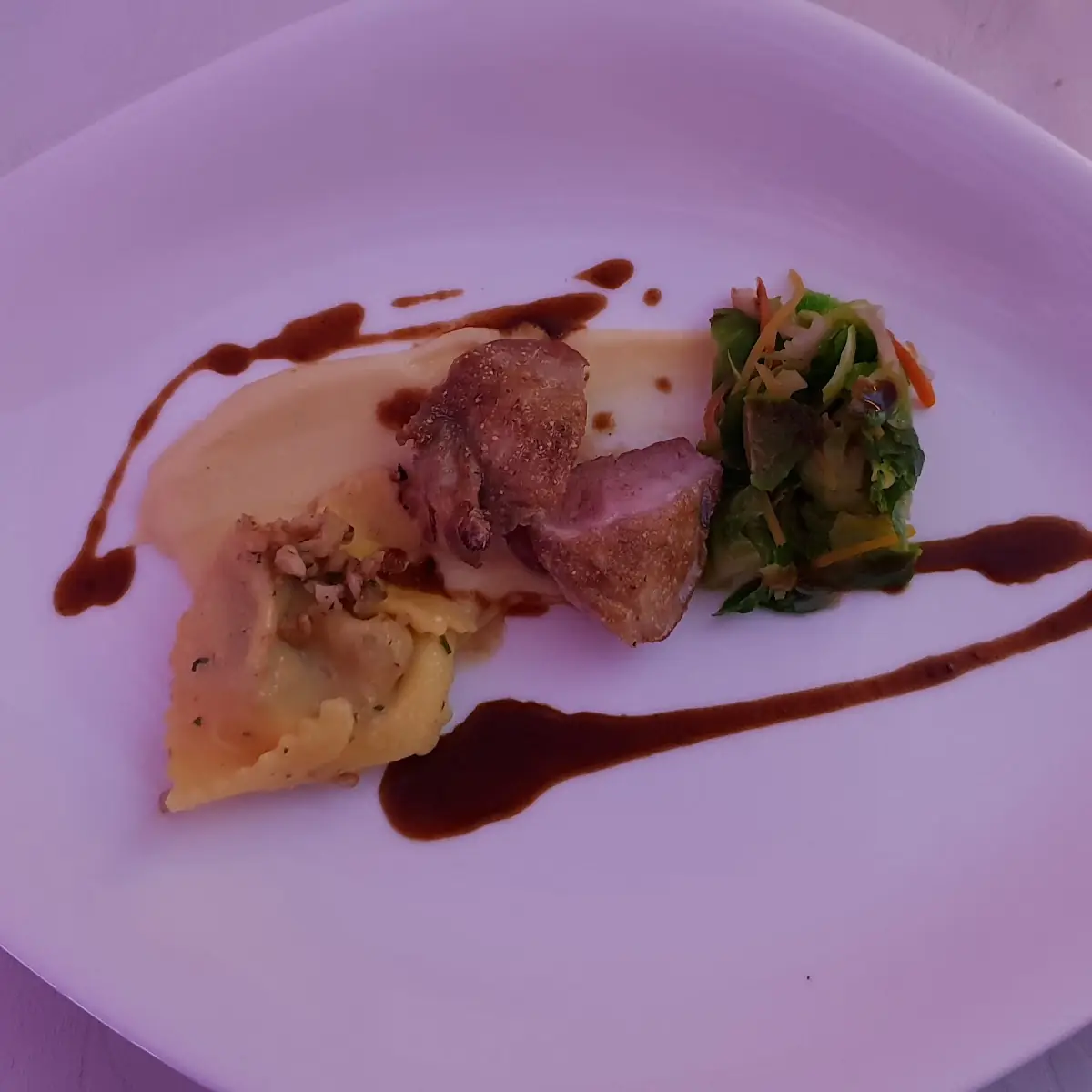 Wachtelbrust Rosa Gebraten Auf Pastinakencreme Mit Steinpilzravioli Kohlsprossen Und Walnüssen