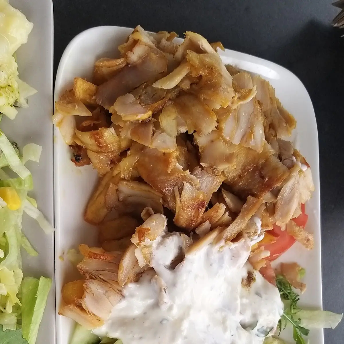 Hühner -kebabbox Auf Teller