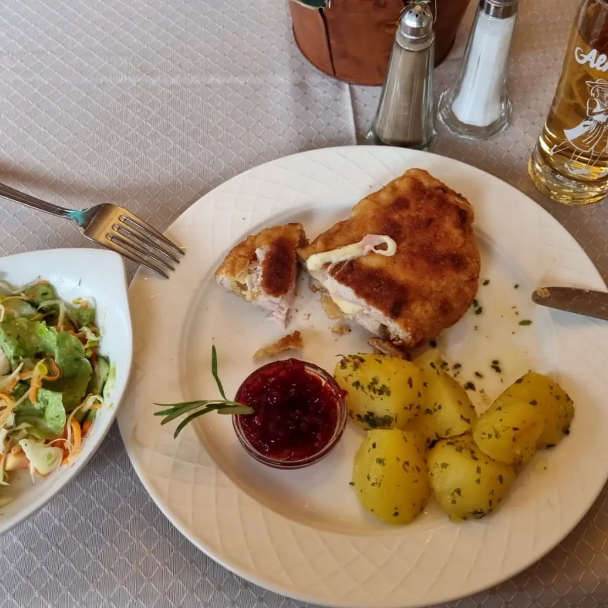 Cordon Blue Mit Kartoffeln Und Salat