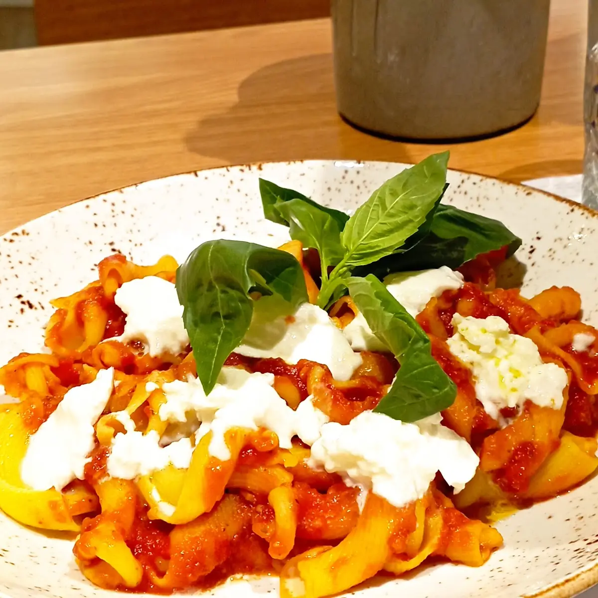 Pasta Mit Büffelmozzarella Und Paradeiser