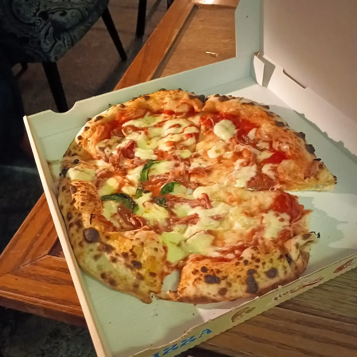 Pizza Salami Mit Frischem Basilikum