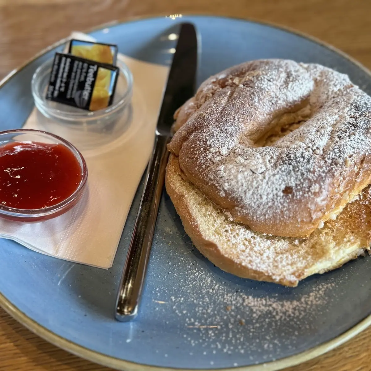 Briochebagle Mit Butter Und Marmelade