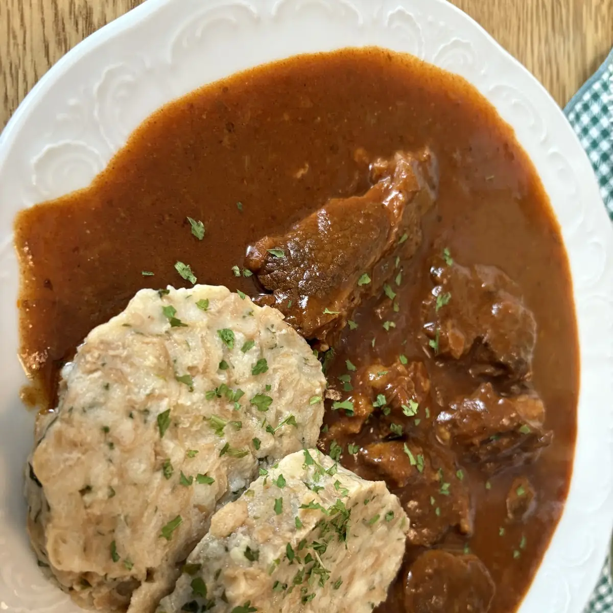 Hausgemachter Gulasch Mit Knödel