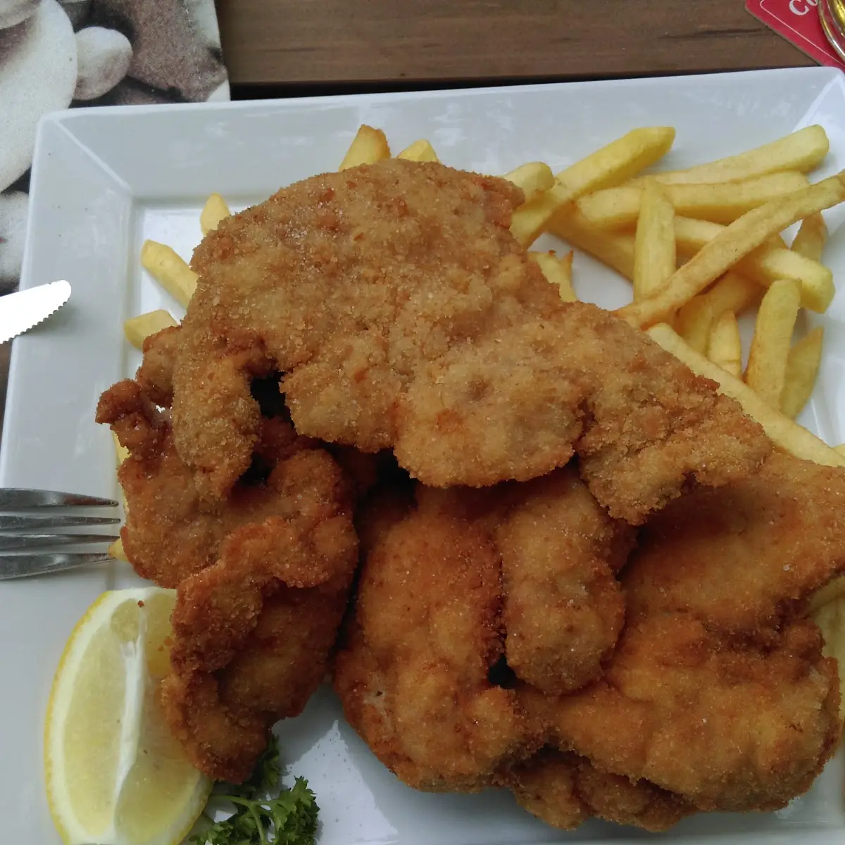 Cordon Bleu Und Eiernockerln Mit Grünen Salat