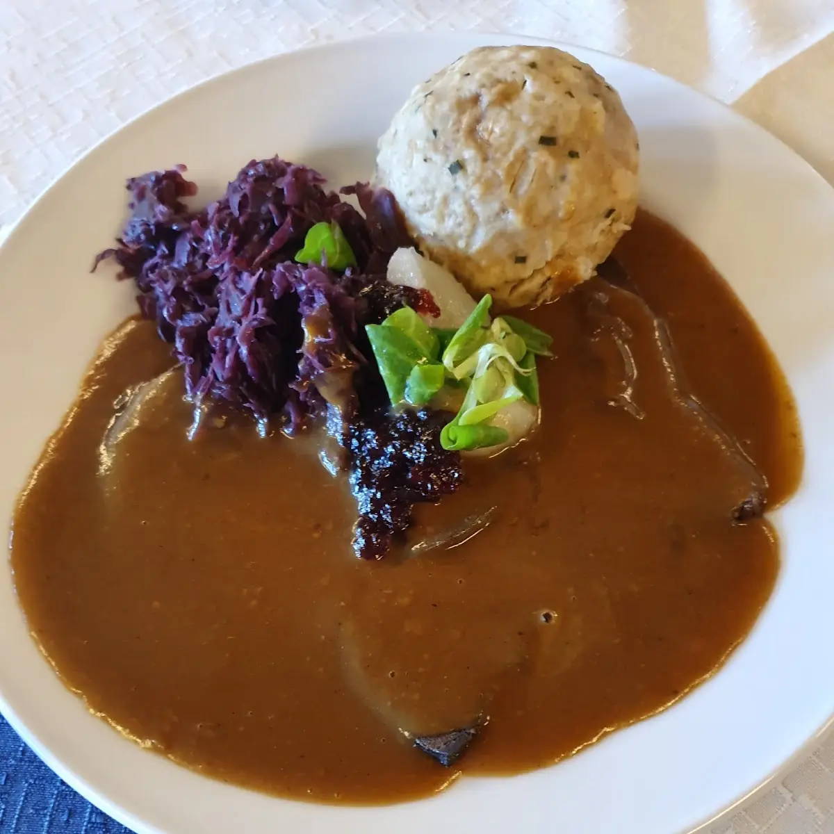 Hirschkalbsbraten Mit Rotkraut Und Semmelknödel