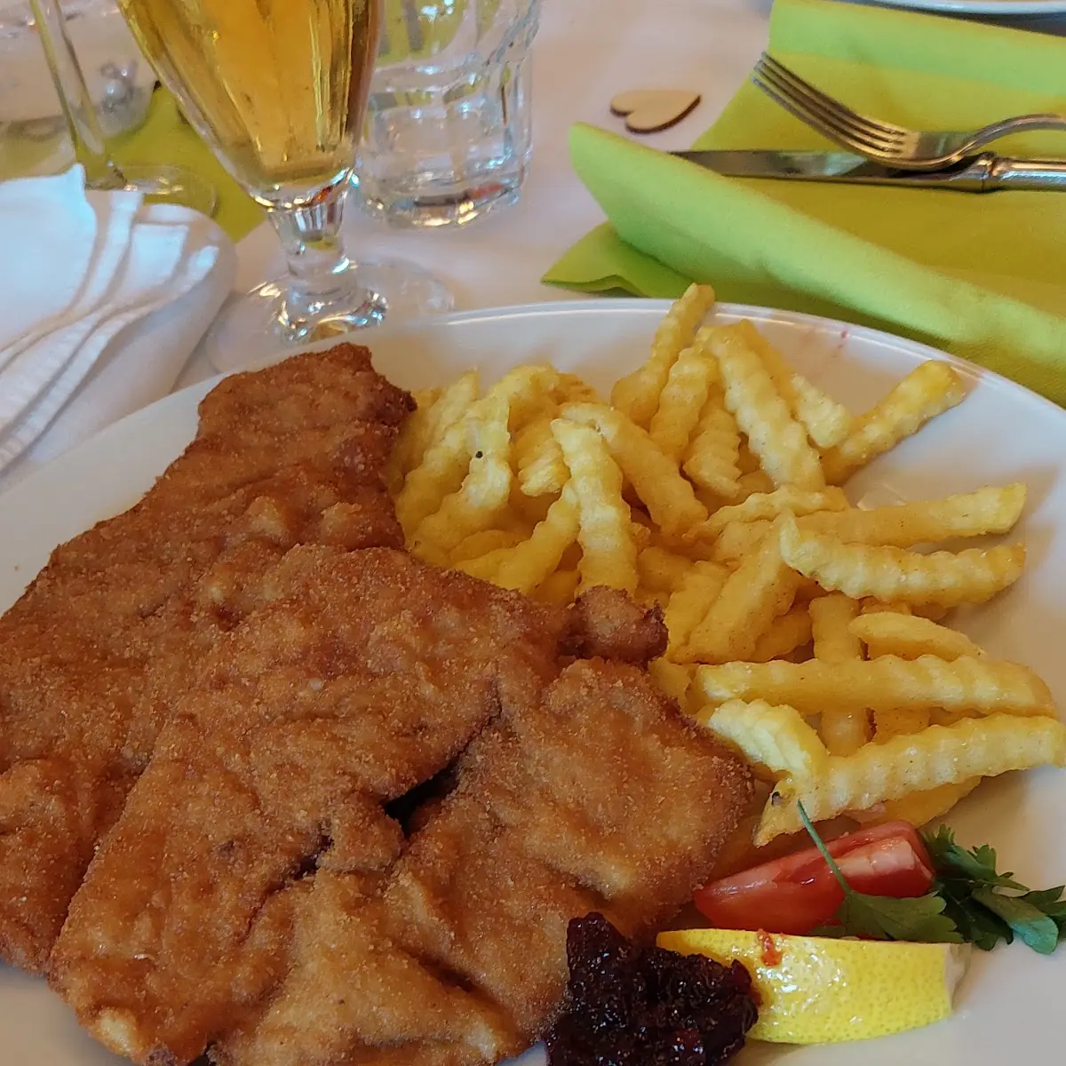 Schnitzel Vom Schwein Mit Pommes