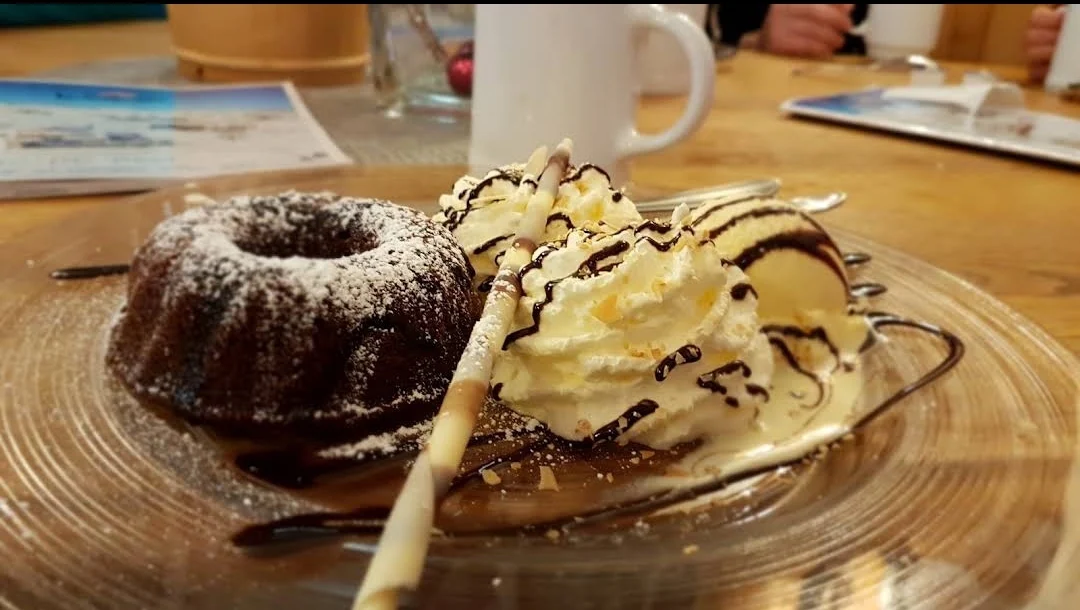 Vanilleeis Mit Schokogugelhupf