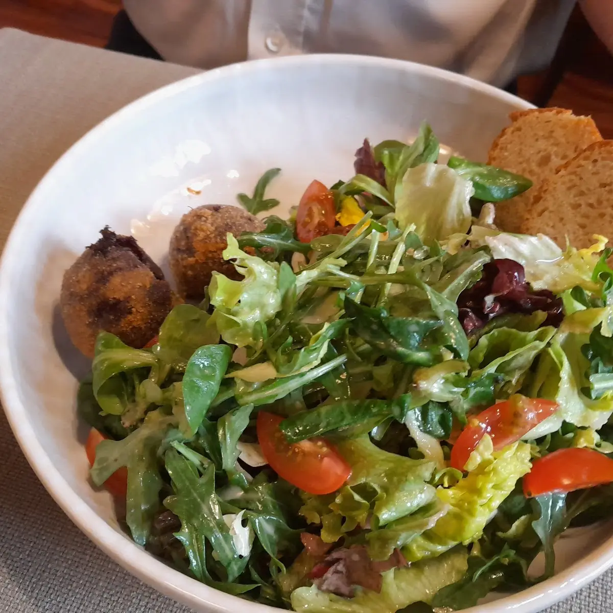 Geb Gulasch M Blattsalat, Wagners Wirtshaus