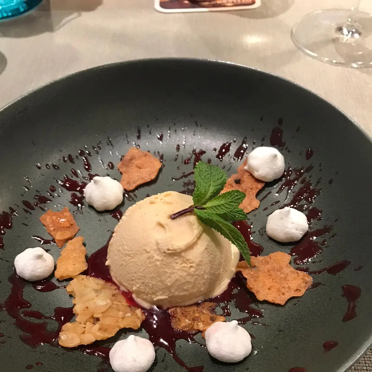 Mandelparfait Mit Himbeeren, Wagners Wirtshaus