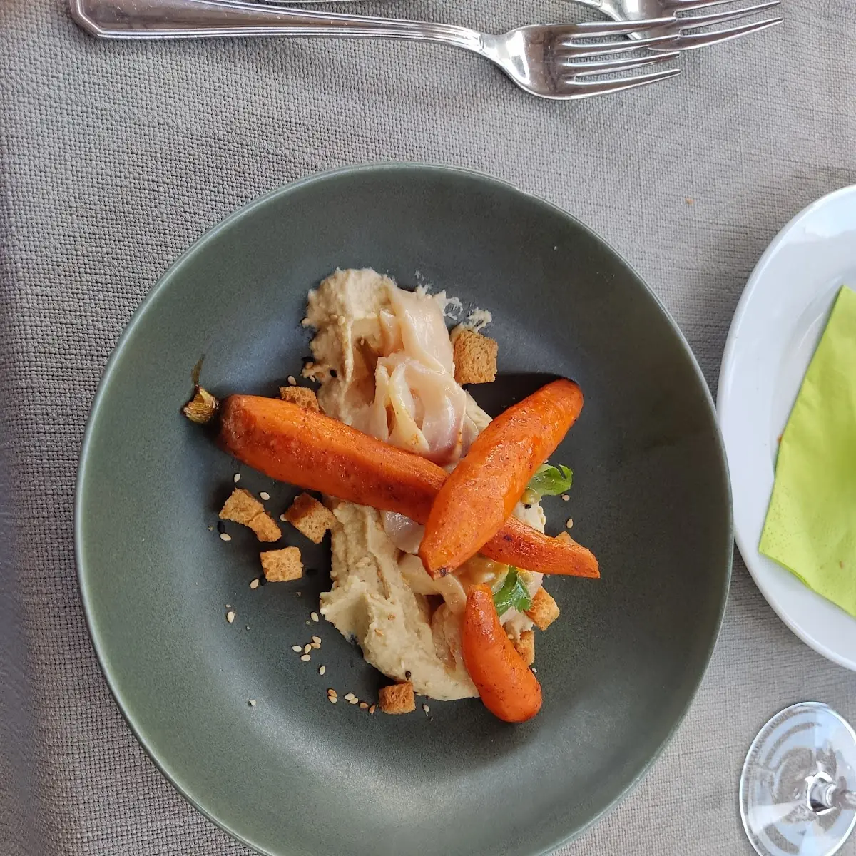 Saiblingsfilet Auf Hummus, Wagners Wirtshaus