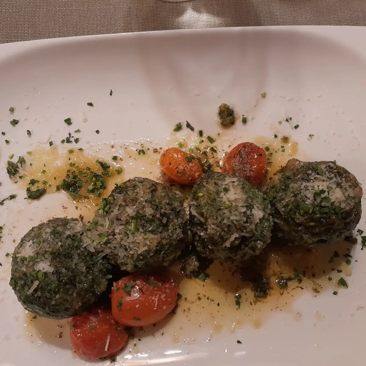Spinatknödel, Wagners Wirtshaus