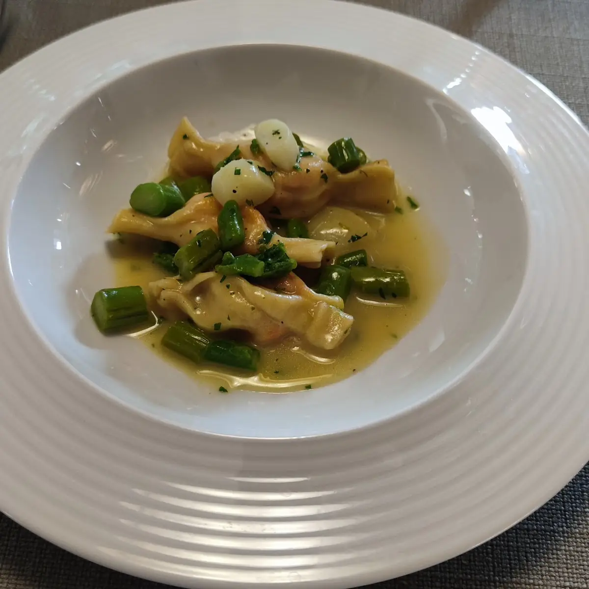 Teigtaschen Gefüllt Mit Flusskrebs Auf Grünem Spargel