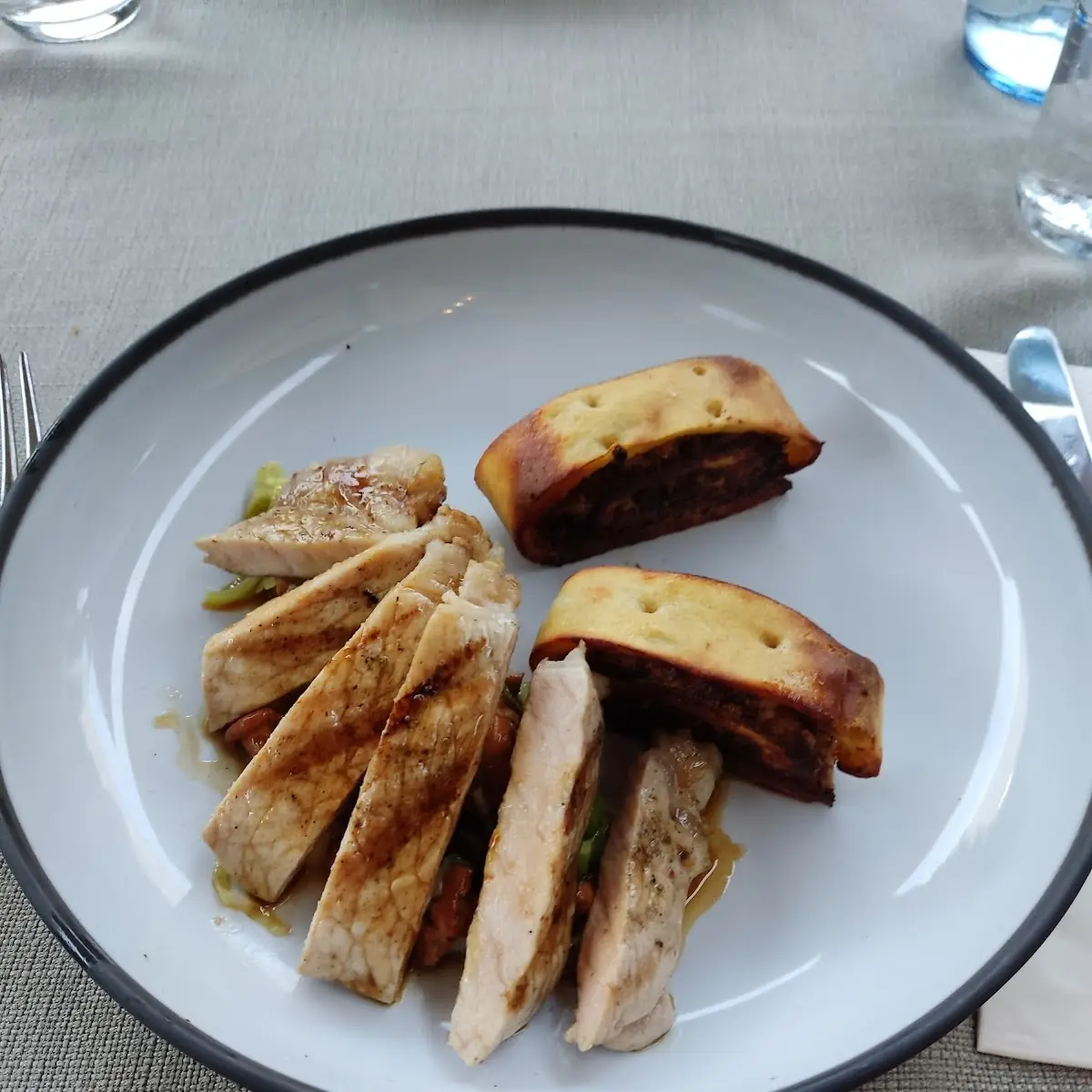Turoc Schweinekotelett Auf Eierschwammerl Lauch Mit Gebratenen Speckstrudel, Wagners Wirtshaus