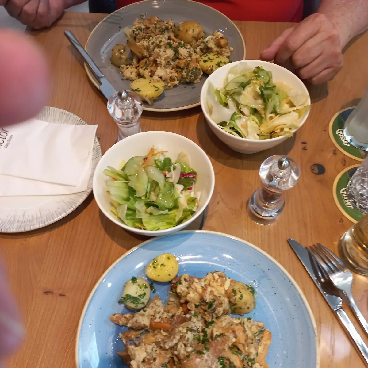 Eierschwammerl Mit Kartoffeln Und Salat