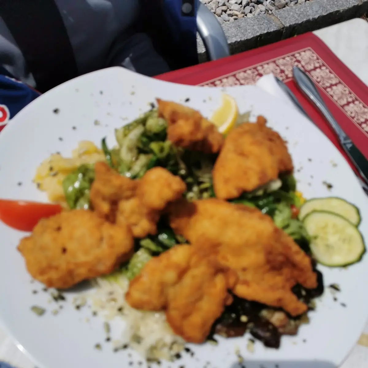 Gebackene Hühnerstreifen Auf Gemischten Salat