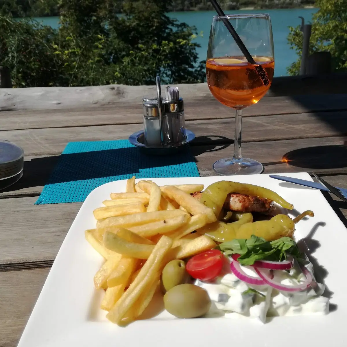 Bratwurst Mit Pommes Frites Pfefferoni Und Salatgarnitur