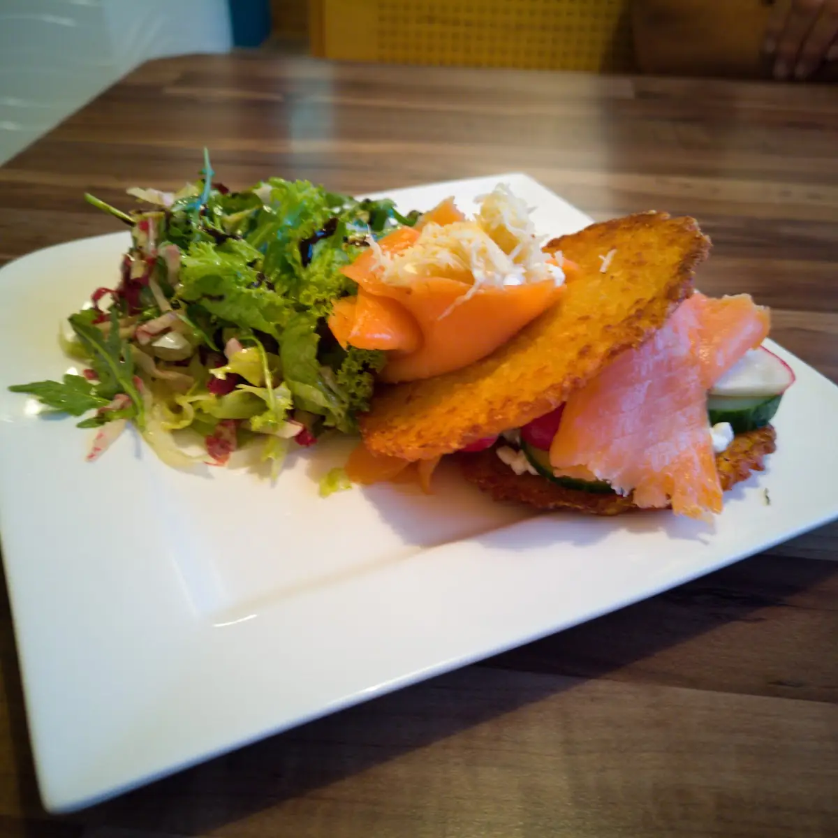 Rösti Mit Räucherlachs Und Salat