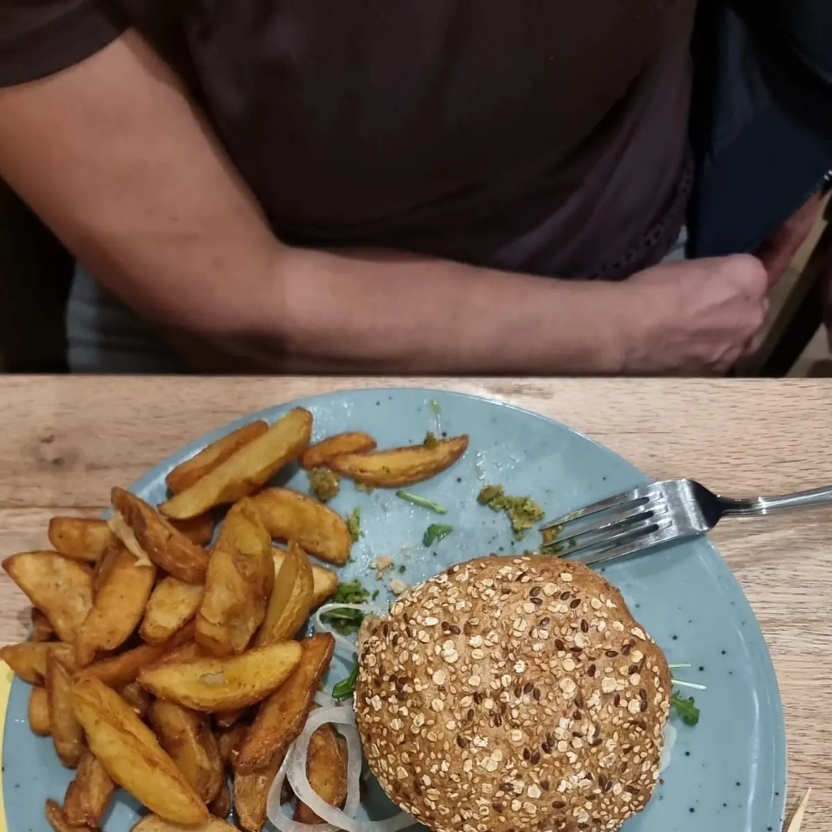 Burger Mit Gemüse-leibchen Tomate Rucola Zwiebel