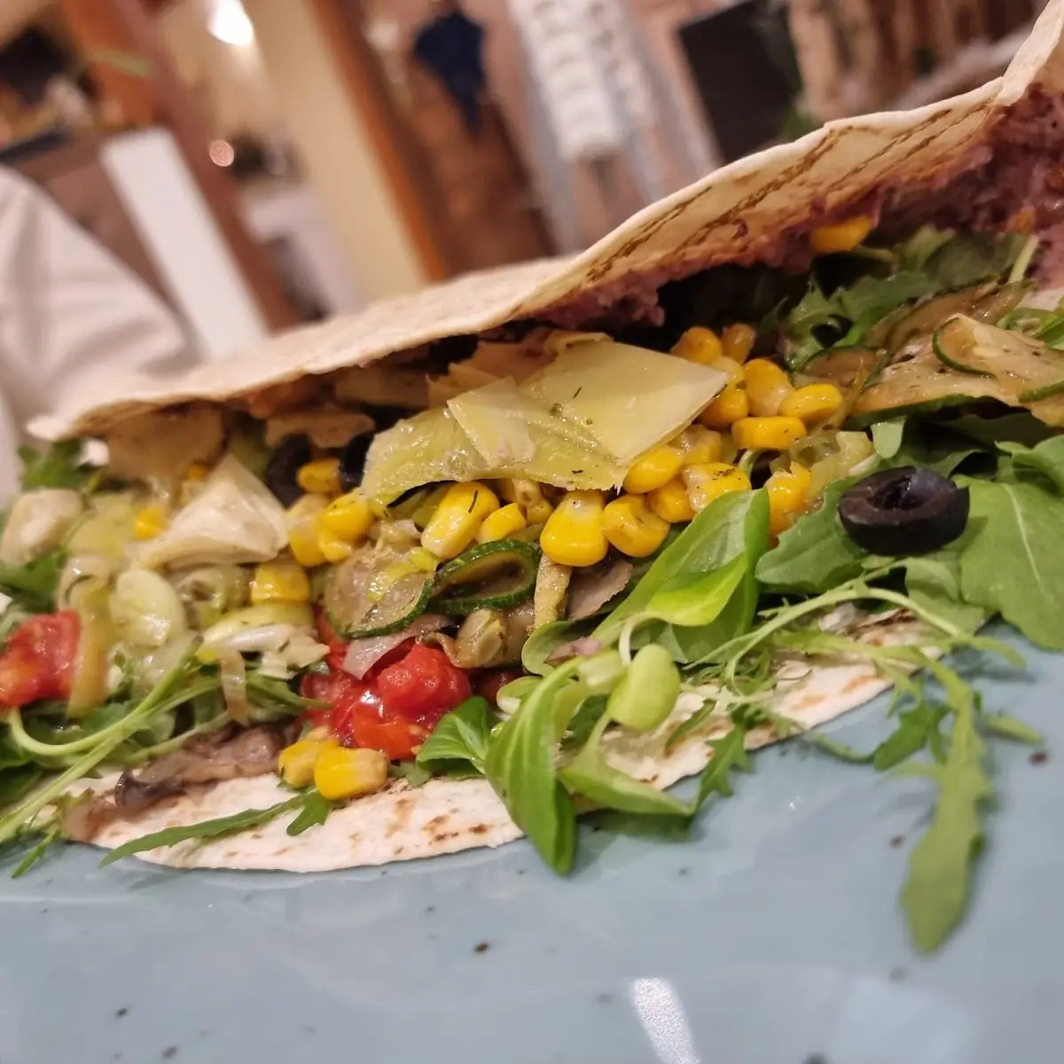 Veganer Wrap Bohnenhummus Rucola Tomate