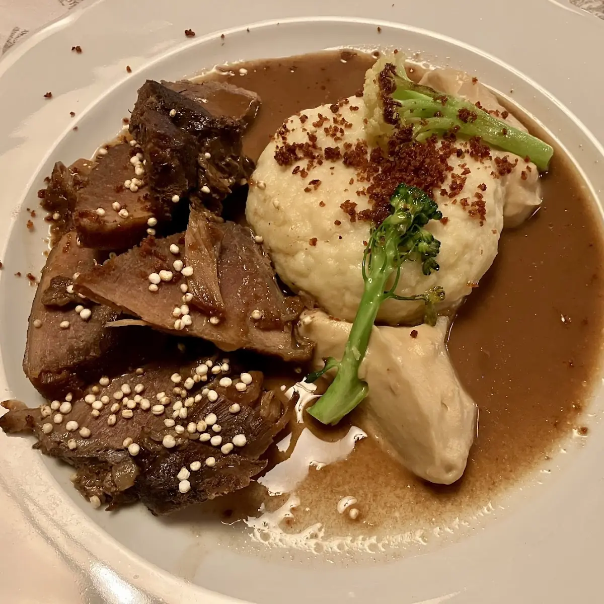 Wildschweinbraten Mit Gefüllten Kartoffelknödeln Und Gemüse