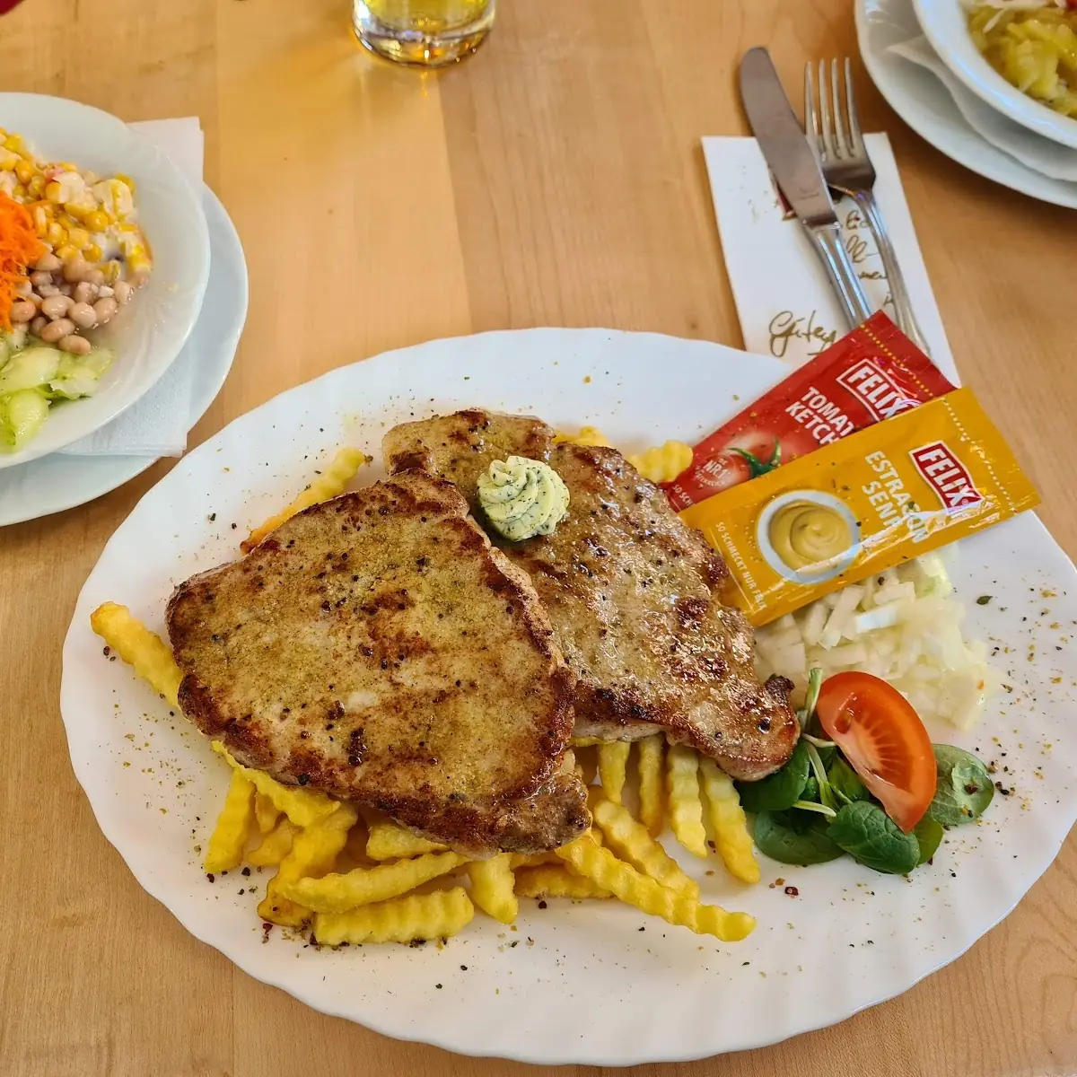 Bauerncordon Bleu Mit Salat Gefüllt Mit Speck Zwiebel Champion Und Käse