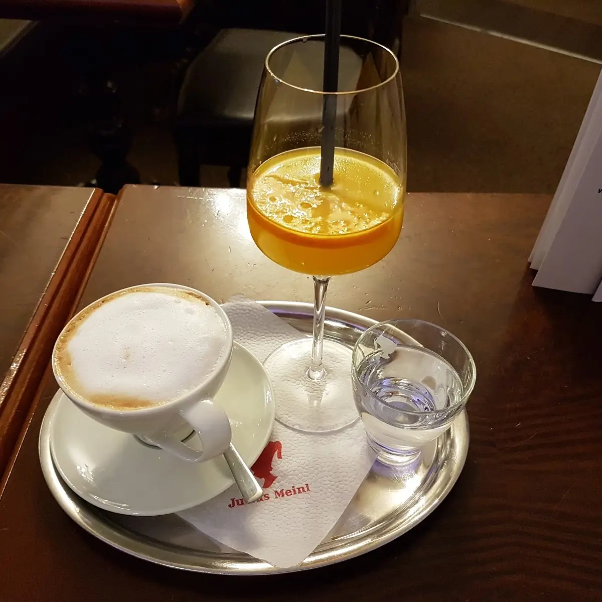Cappuccino Orangensaft Und Ein Glas Wasser