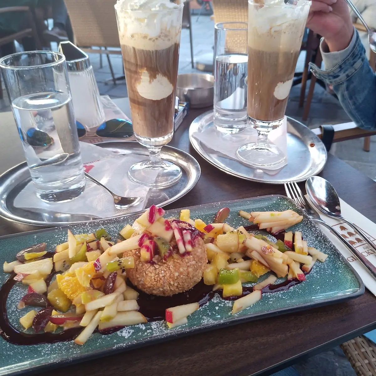 Eismarillenknödel Auf Hausgemachten Fruchtspiegel
