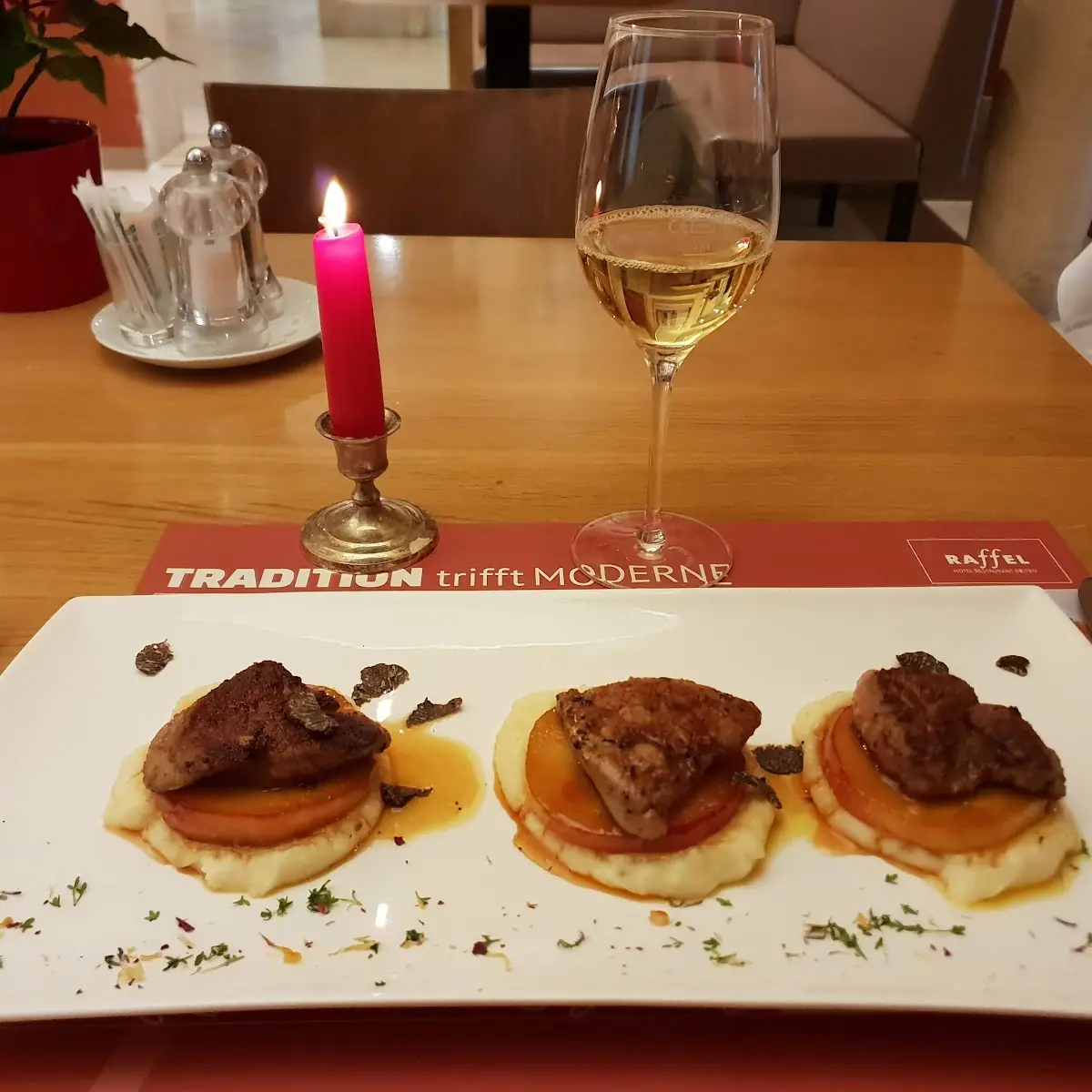 Gänseleber Auf Trüffelpüree