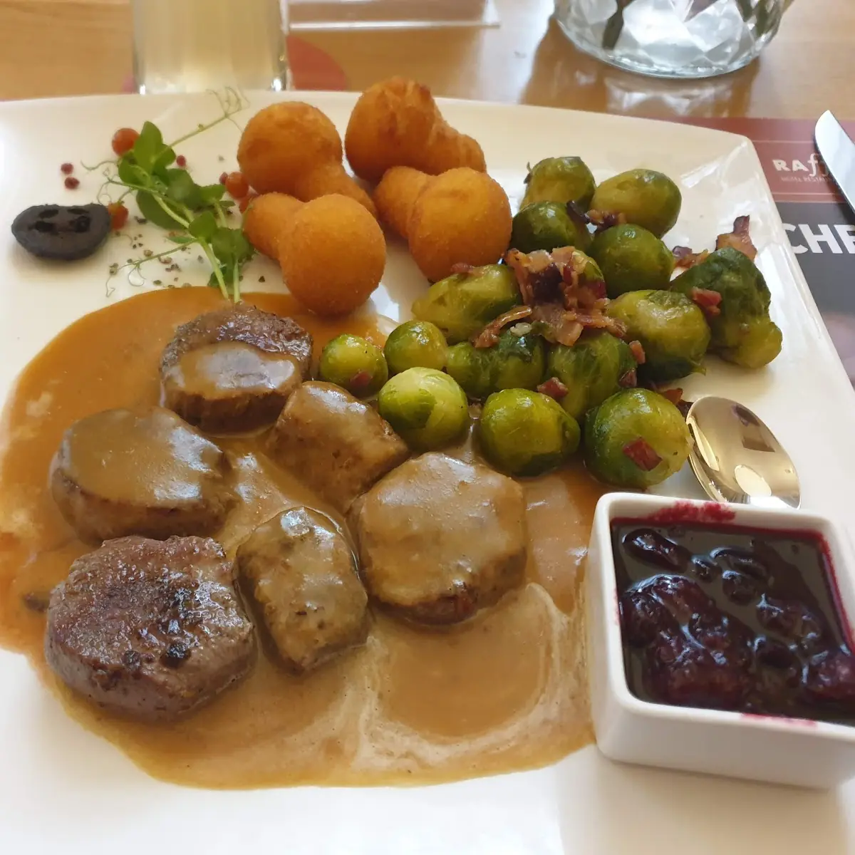 Rehrücken Mit Birnenkroketten Und Kohlsprossen