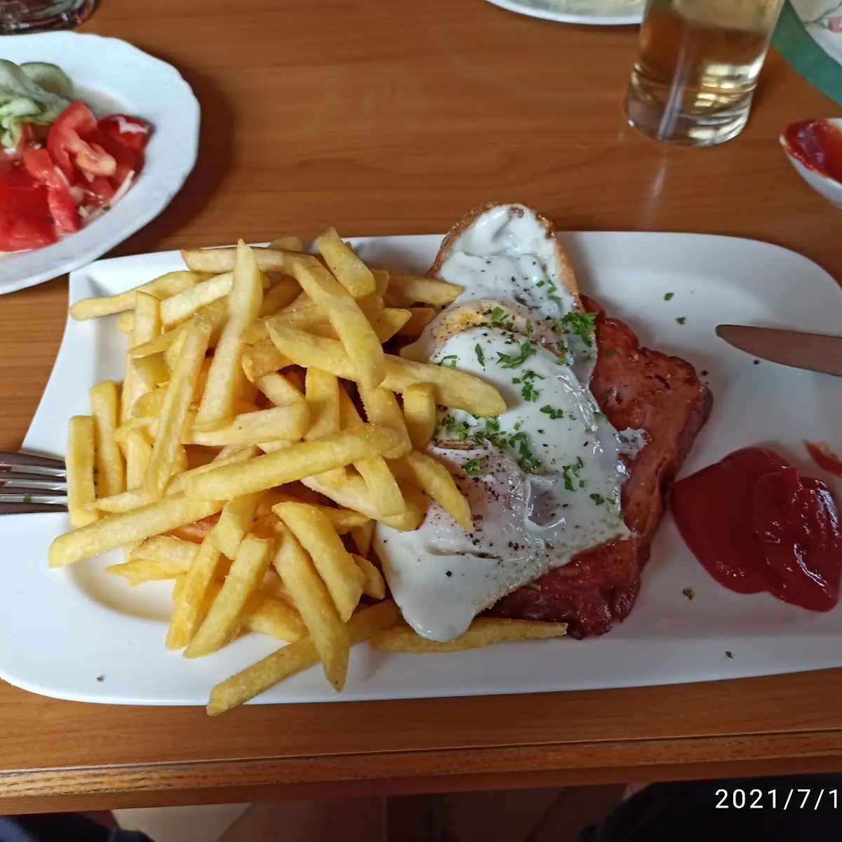 Gegrillt Leberköse Mit Eier Pommes Frites Und Krautsalat