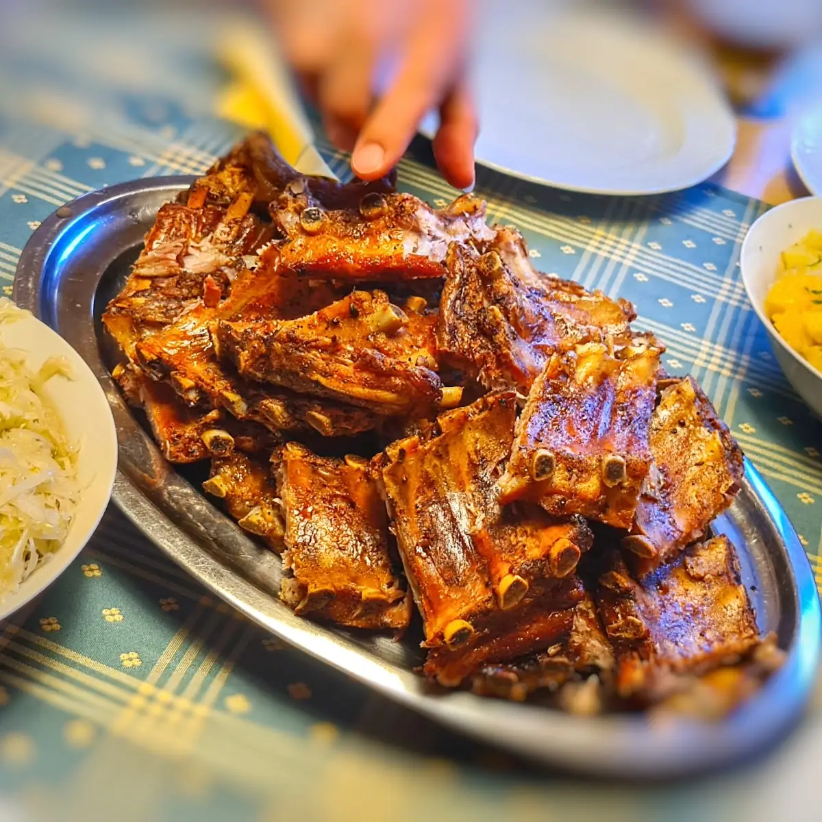 Ripperl Mit Kartoffelschmarrn Und Warmen Krautsalat
