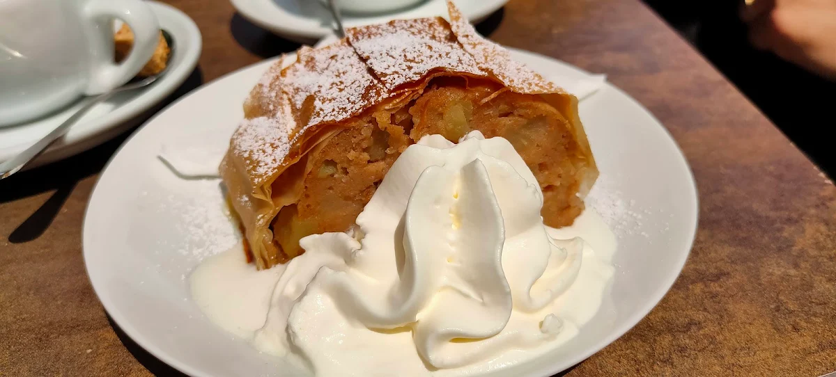 Apfelstrudel Mit Eis