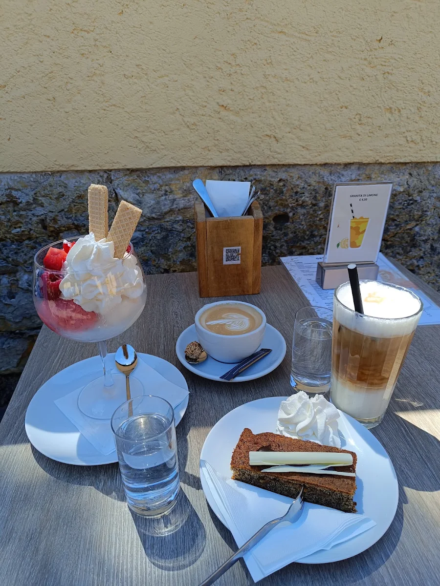 Früchteeisbecher Mohnkuchen Cappuccino Iced Kaffee