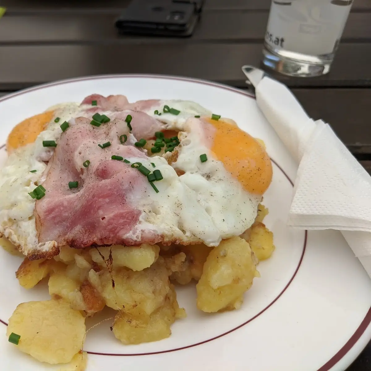 2 Spiegeleier Mit Speck Auf Röstkartoffel