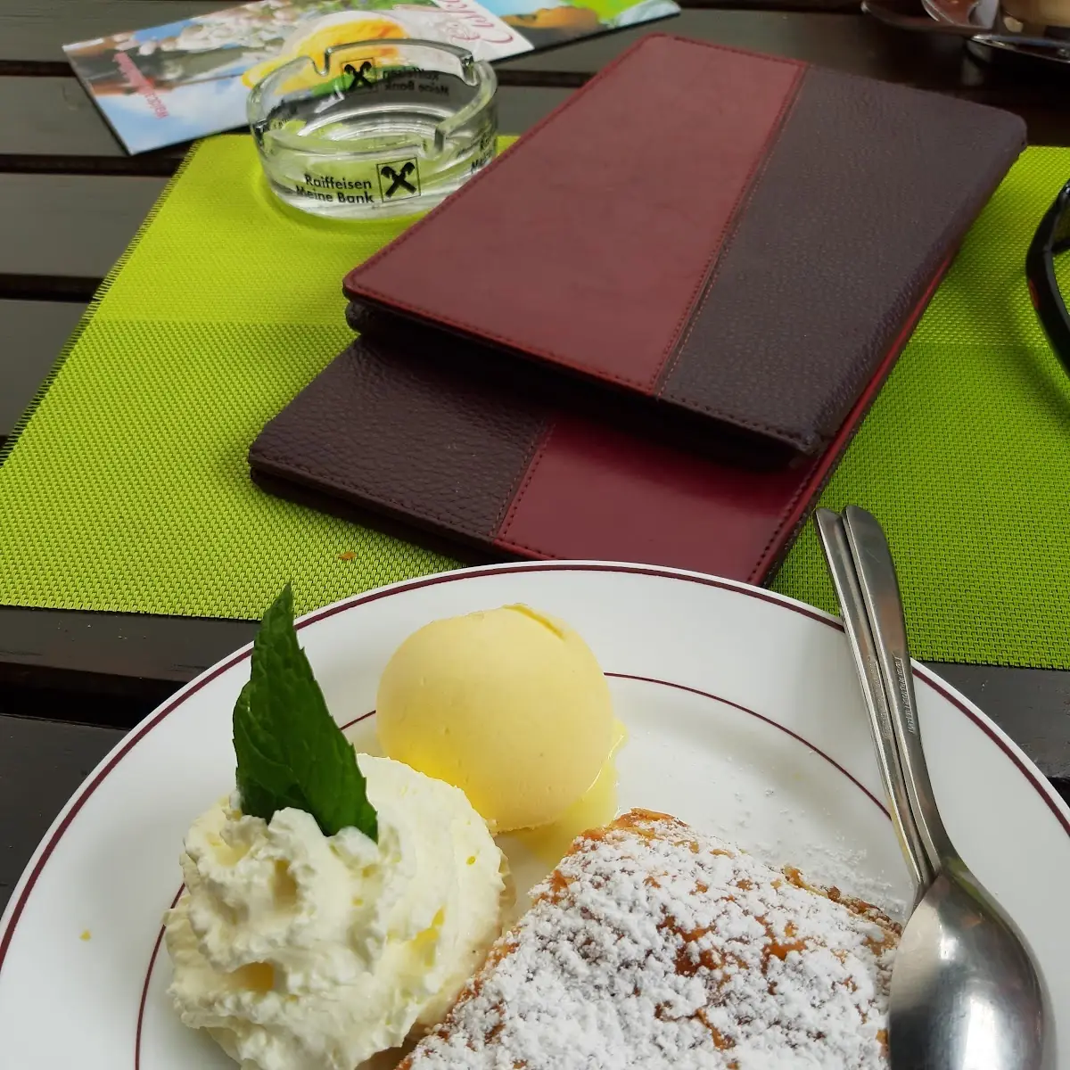 Apfelstrudel Mit Vanilleeis Und Sahne