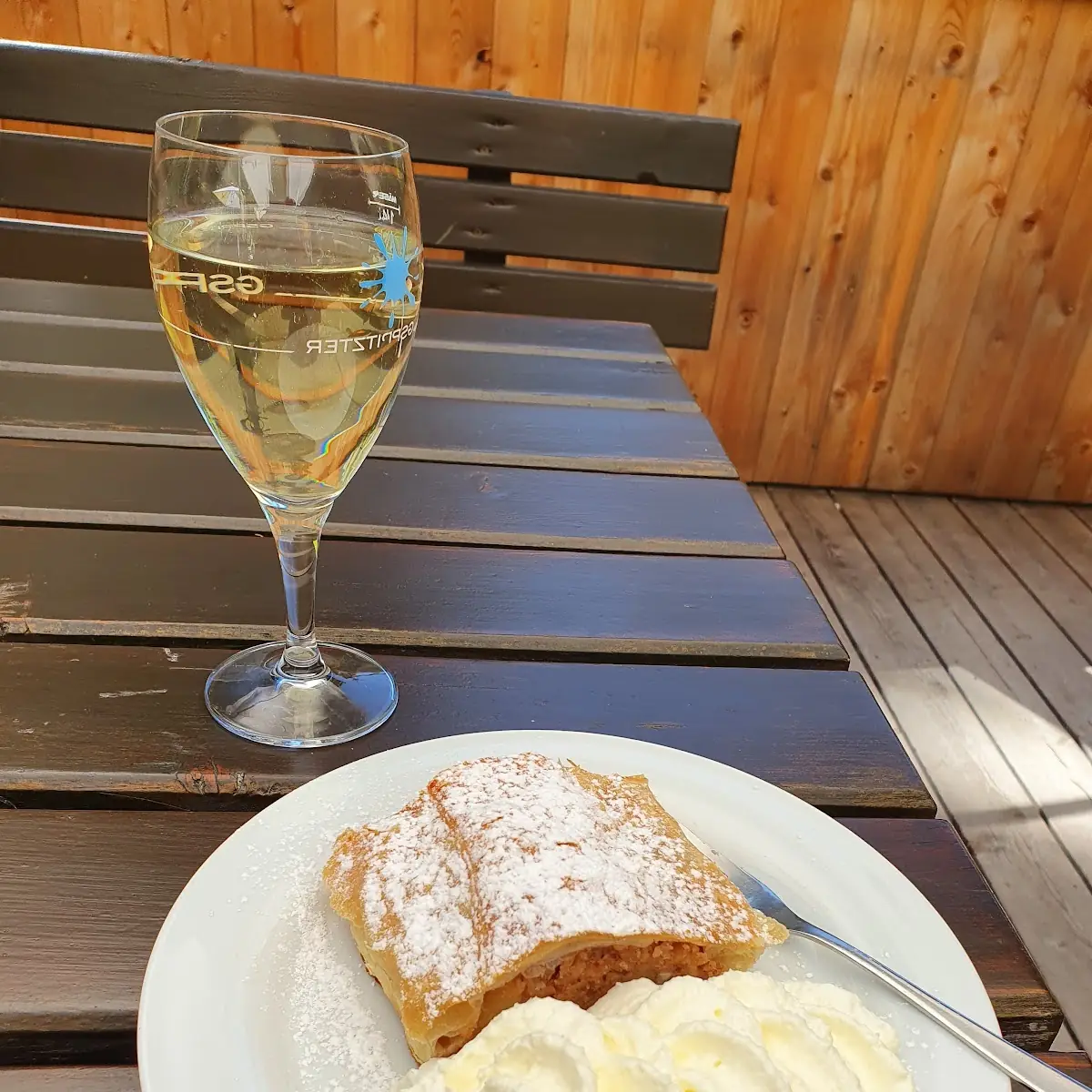 Apfelstrudel Und Sahne