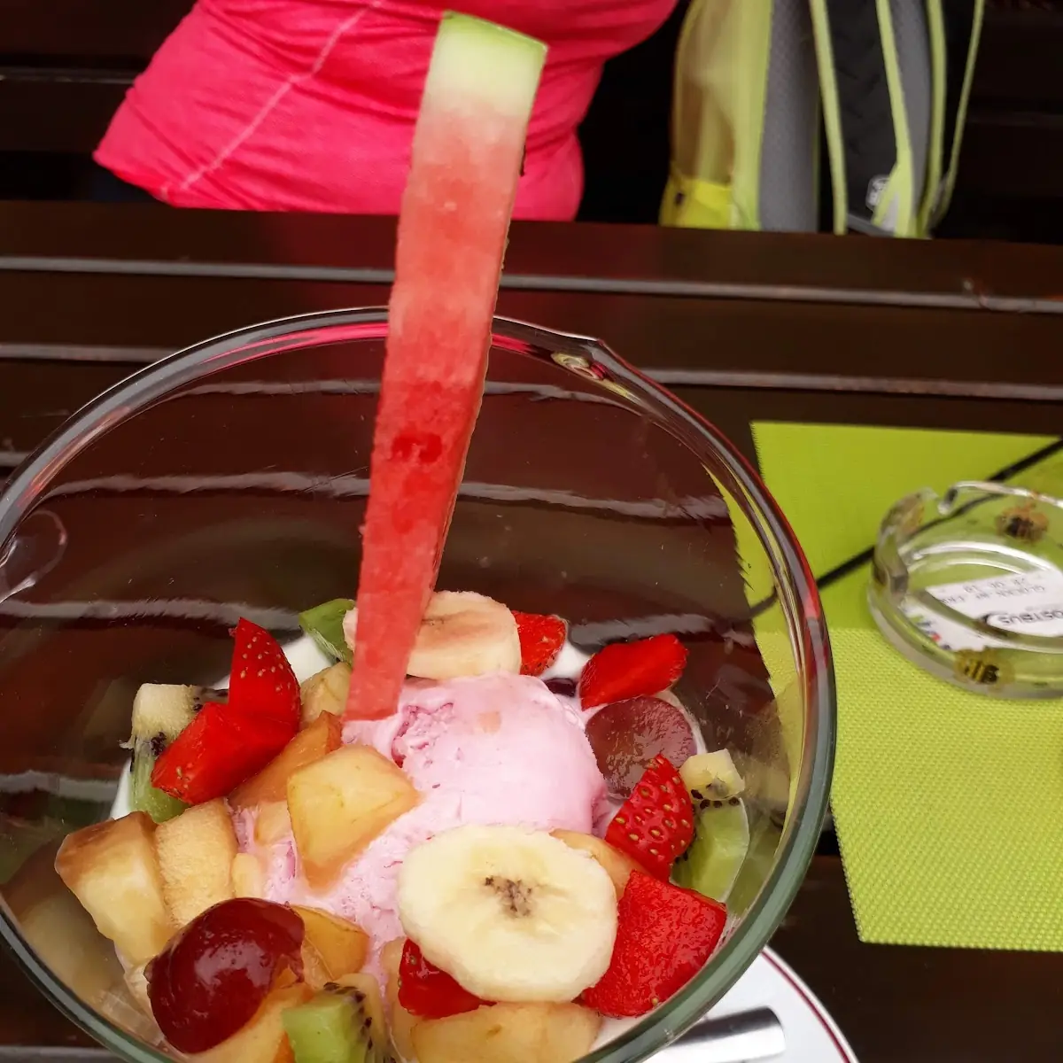 Joghurt Mit Frischen Früchten Und Erdbeereis