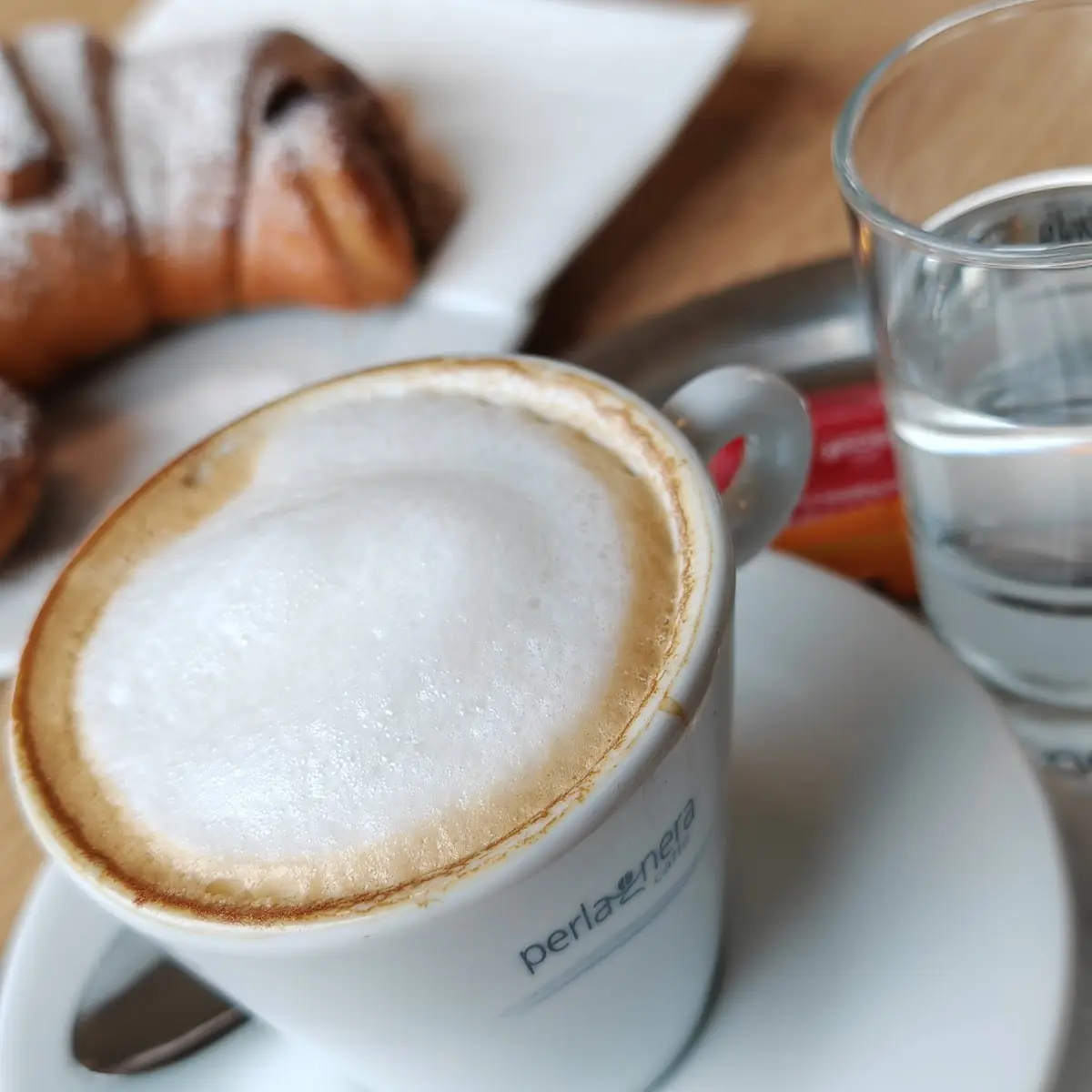 Cappuccino Und Nuss-croissant