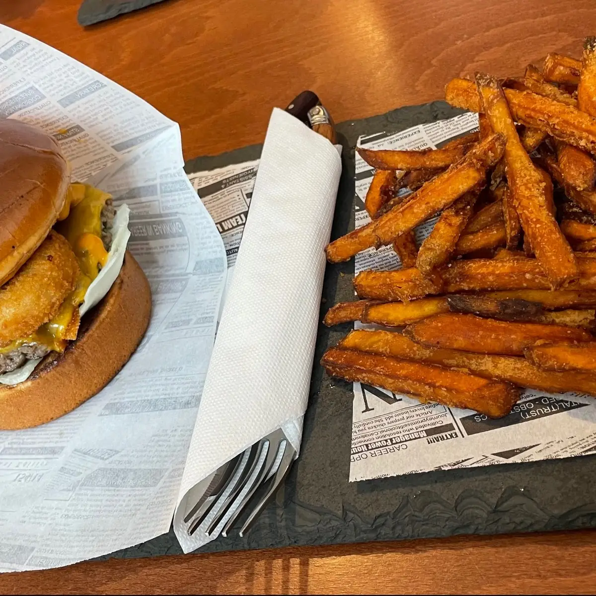 Burger & Süßkartoffelpommes