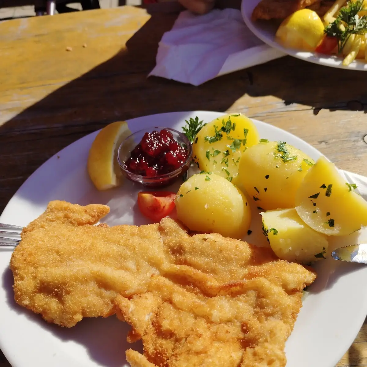Putenschnitzel Mit Petersilkartoffeln Und Preiselbeeren