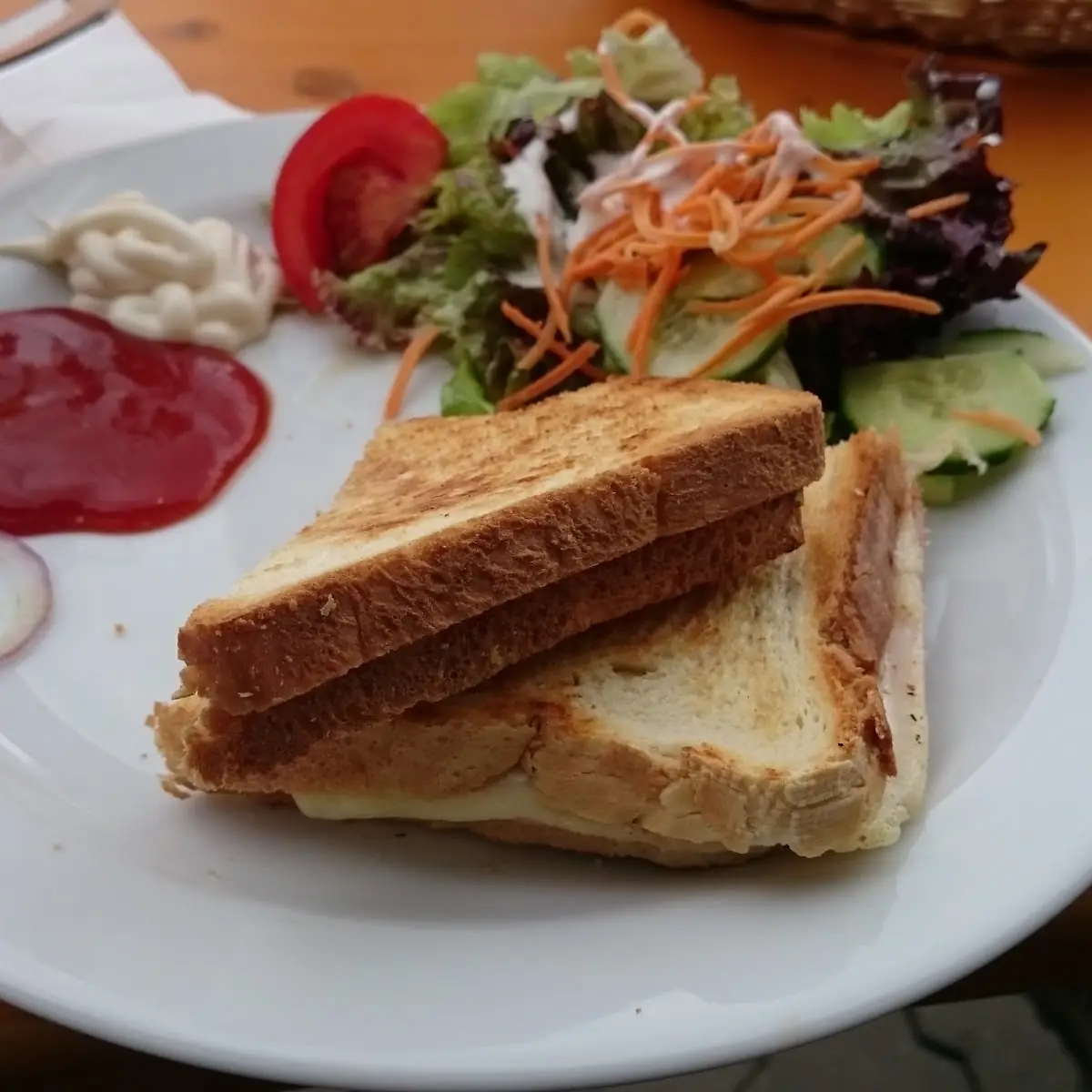 Schinken-käsetoast Mit Salatgarnitur